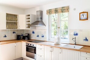 Réfrigérateur, four, plaque de cuisson, cafetière/bouilloire