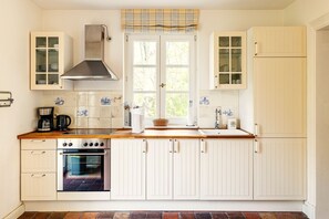 Kjøleskap, ovn, kokeplater og kaffetrakter/tekoker