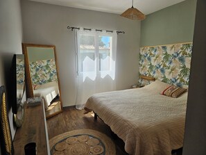 3 bedrooms, iron/ironing board, WiFi, bed sheets - Provencal house ideal for family get-togethers (Villetelle)