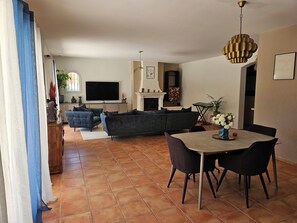 Interior - Provencal house ideal for family get-togethers (Villetelle)