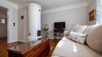 Fernseher, Kamin, Stereoanlage