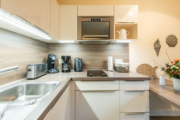 Fridge, microwave, stovetop, dishwasher