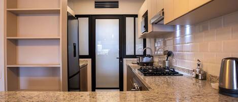 Frigorífic, microones, forn i placa de cuina