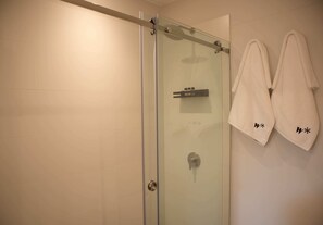 Dusj, hårføner, håndklær og sjampo