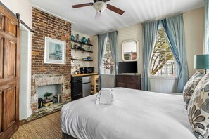 5 habitaciones, tabla de planchar con plancha, wifi y ropa de cama