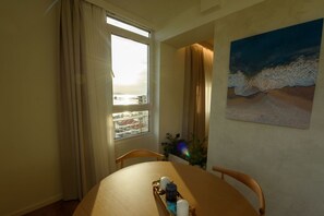 Huoneisto, parveke, rantanäköala | Ruokailu omassa huoneessa