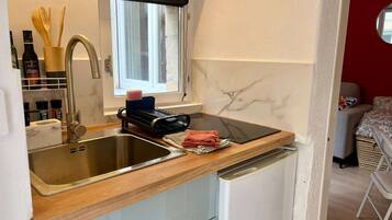 Réfrigérateur, micro-ondes, cafetiÚre/bouilloire, grille-pain