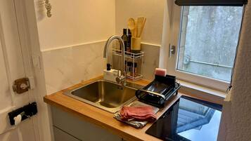Réfrigérateur, micro-ondes, cafetière/bouilloire, grille-pain