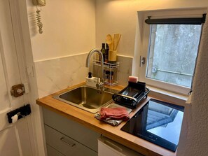 Réfrigérateur, micro-ondes, cafetière/bouilloire, grille-pain