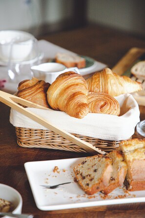 Tägliches inbegriffenes kontinentales Frühstück