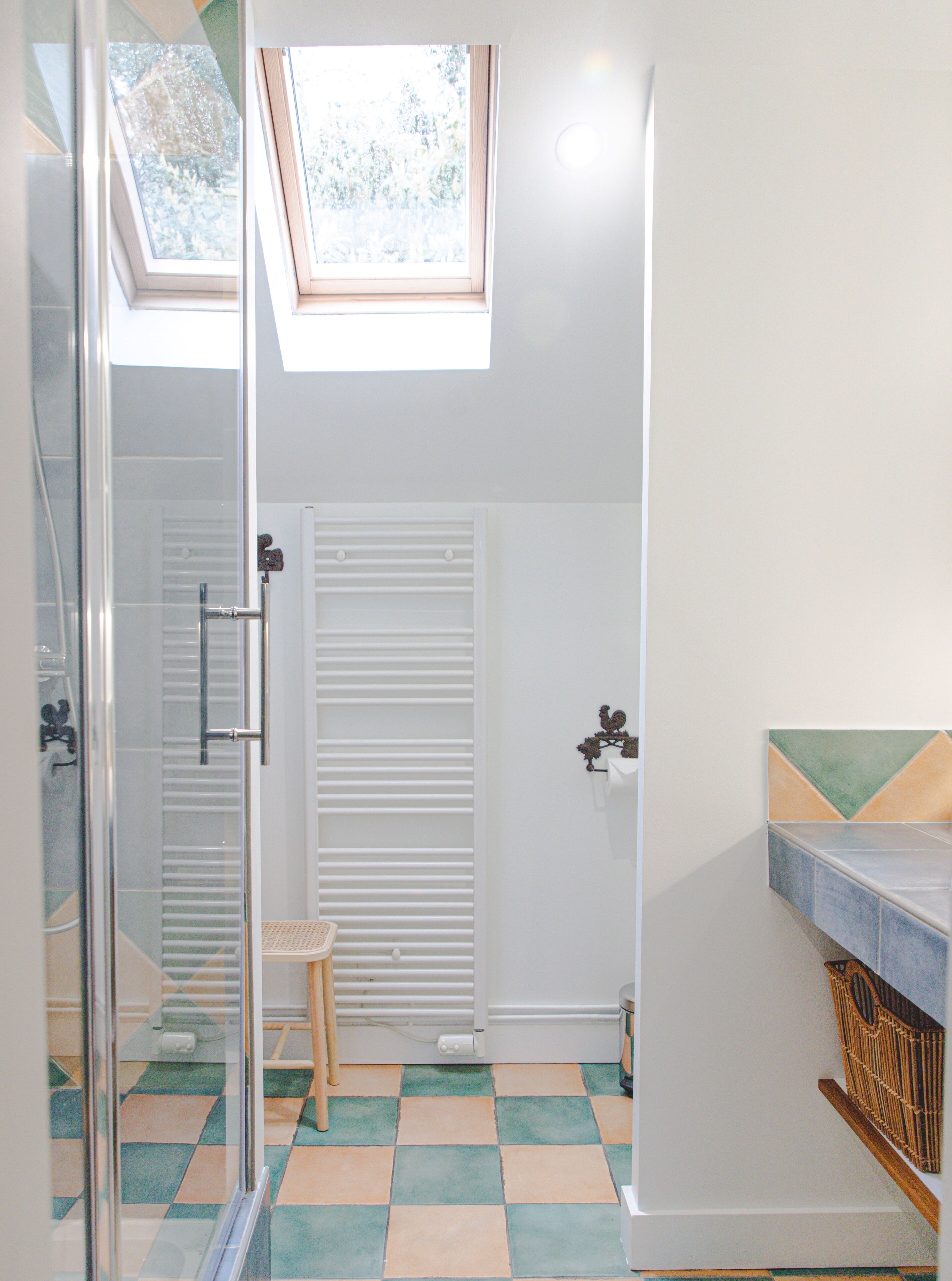 Une salle de bain avec un puits de lumière, une douche et des toilettes.