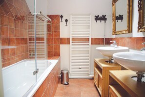 Chambre Quadruple Familiale, 2 grands lits, vue parc | Salle de bain | Peignoirs