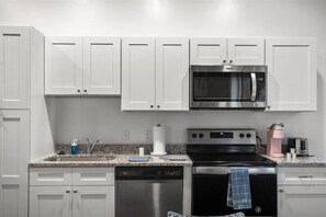 Réfrigérateur, micro-ondes, plaque de cuisson, lave-vaisselle