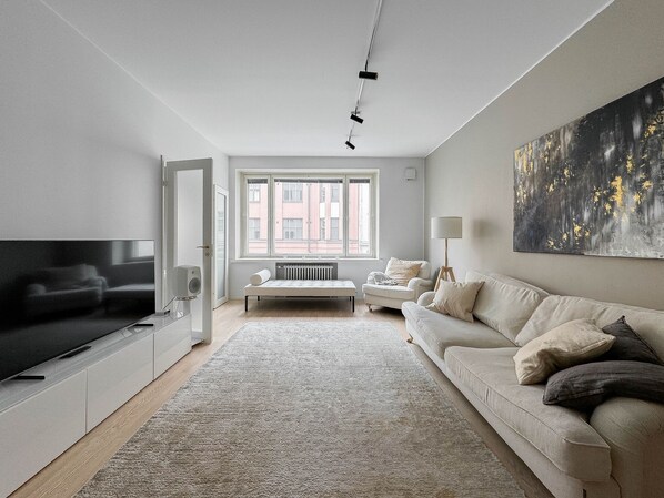 Smart TV, computer monitors