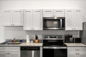 Frigorífic, microones, forn i placa de cuina 