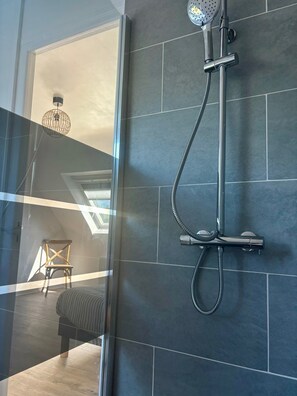 Douche, sèche-cheveux, savon, shampoing