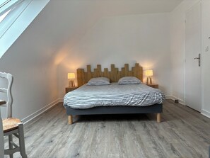 1 chambre, bureau, fer et planche à repasser, lit parapluie