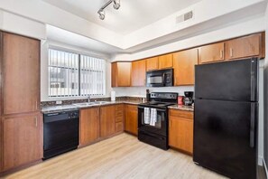 Geladeira, micro-ondas, fogão, cooktop