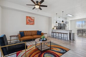 テレビ、書斎 / ワークスペース