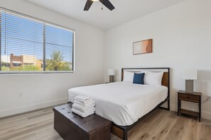 2 室のベッドルーム、デスク、アイロン / アイロン台、WiFi