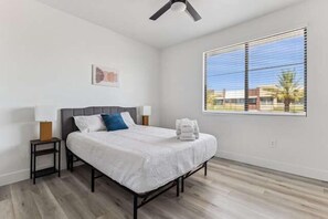 2 dormitorios, escritorio, tabla de planchar con plancha y wifi