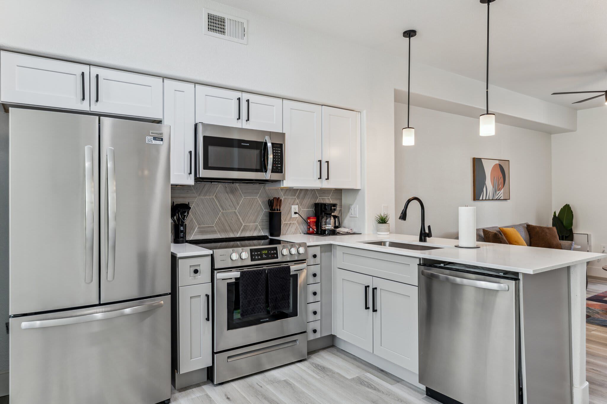 Réfrigérateur, micro-ondes, four, plaque de cuisson