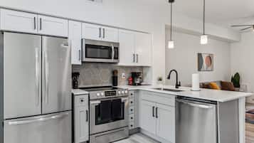 Réfrigérateur, micro-ondes, four, plaque de cuisson