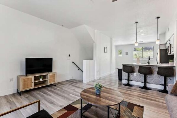 Una televisión, una chimenea, una oficina