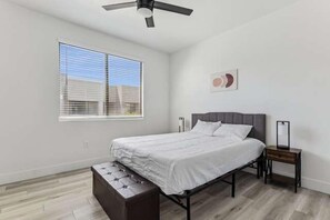 2 dormitorios, escritorio, tabla de planchar con plancha y wifi