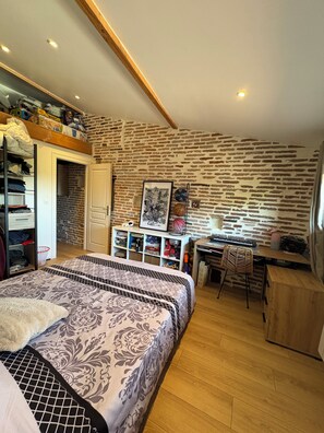 2 bedrooms, WiFi, bed sheets