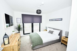 1 dormitorio, tabla de planchar con plancha, wifi y ropa de cama