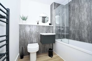 Douche, sèche-cheveux, serviettes fournies
