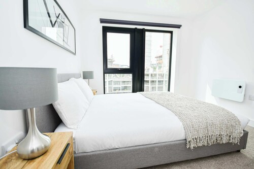 2BR Apt w Parking in Bastion Point near City Centr