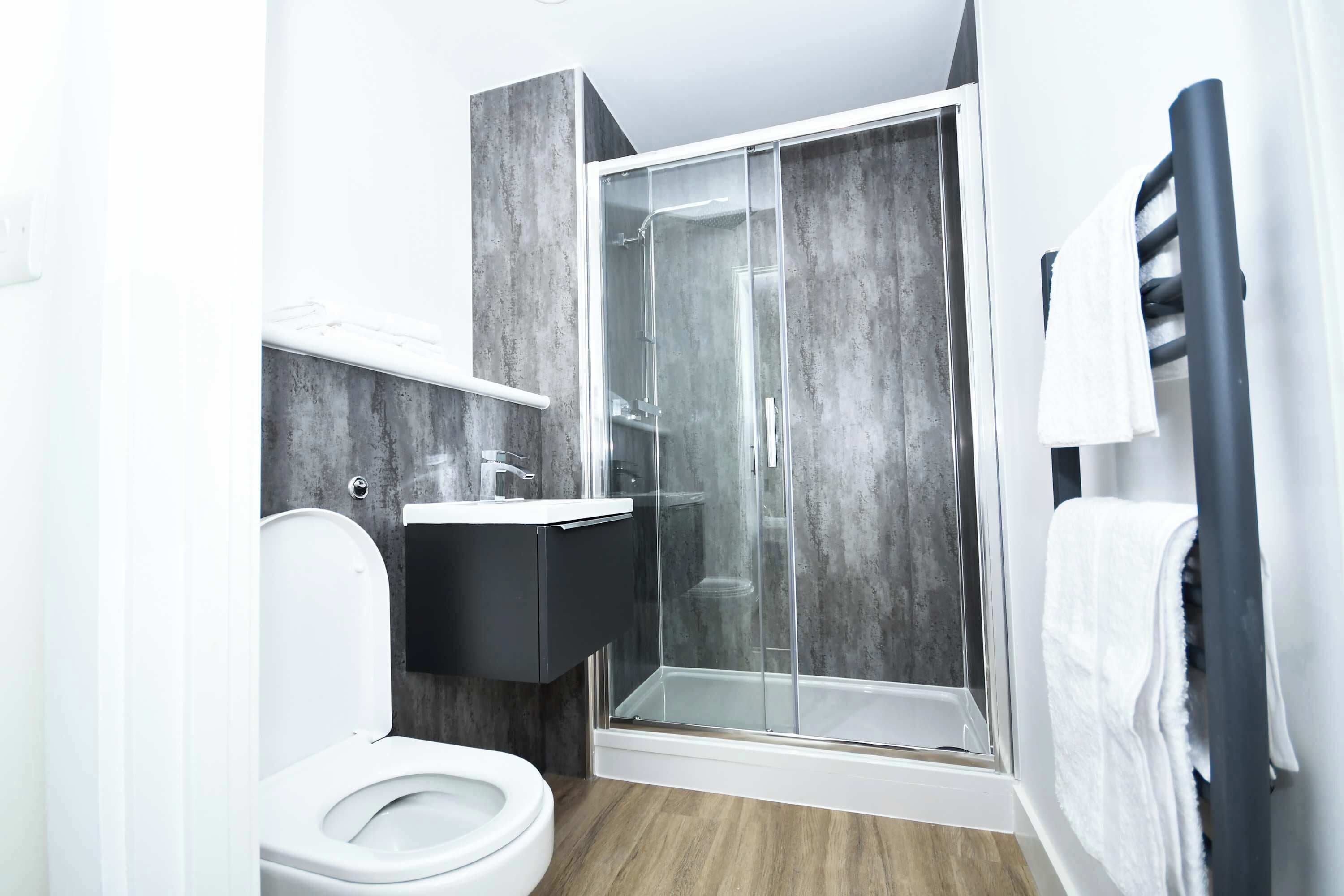 Douche, sèche-cheveux, serviettes fournies