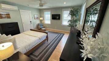 Tabla de planchar con plancha, cuna de viaje, wifi gratis y ropa de cama