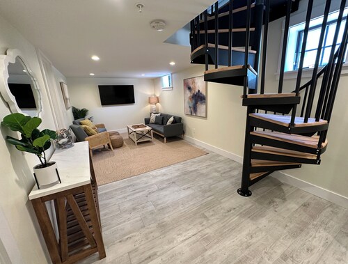 Recently Renovated Entire House in Downtown Newport Sleeps 16 / Off street parking