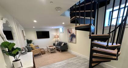 Recently Renovated Entire House in Downtown Newport Sleeps 16 / Off street parking