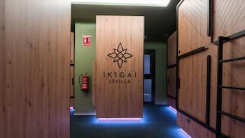 Un pasillo con paredes de madera y un extintor colgado en la pared.