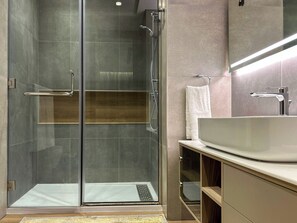 Superior Apartment, 1 Bedroom, Pool View | Bathroom | Free toiletries, hair dryer, towels, soap - Cozy 1BR in Haven Residences by Bespoke (Dubai)