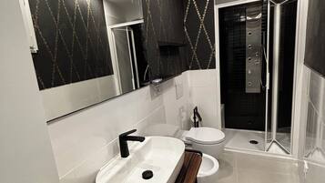 Doccia, asciugacapelli, bidet, asciugamani