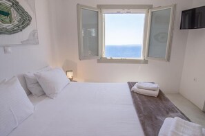 Luksushuvila, näköala uima-altaalle | Näkymä rannalle/valtamerelle