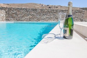 Udendørs pool, åben fra kl. 09.00 til kl. 19.00, parasoller