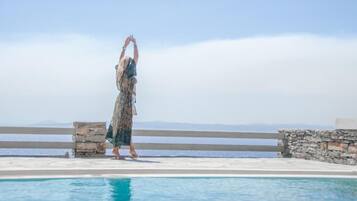 Kolam renang outdoor, dengan payung kolam renang