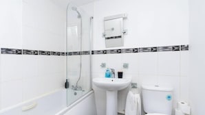 Une salle de bain avec une baignoire, un lavabo et des toilettes.