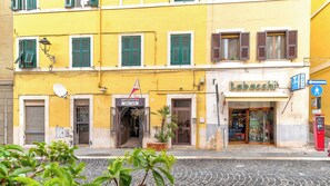 Un edificio giallo con un negozio che si chiama 'Tabachi'.