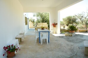 Outdoor dining - Villa Orti (Puglia)