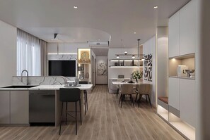 Departamento de lujo, 2 habitaciones, balcón, vista a la ciudad | Ropa de cama hipoalergénica, minibar y escritorio 