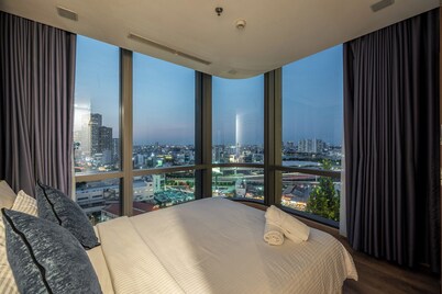 Luxury Landmark 81 Urban Apartment