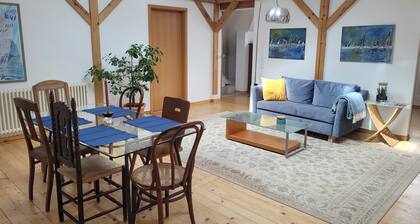 Art meets the Classical City - Sunny Roof Apartment in Weimar's Best Location