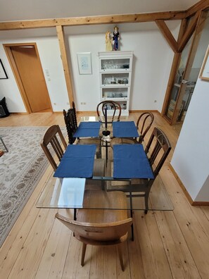 Dining - Art meets the Classical City - Sunny Roof Apartment in Weimar's Best Location (Weimar)